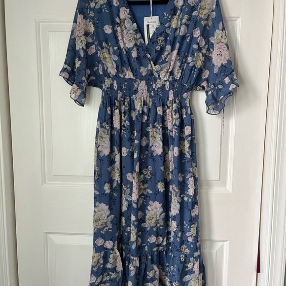 Dresses & Skirts - Meetrendi New Floral V-Neck Maxi Dress